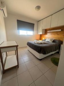Giường trong phòng chung tại Hermoso departamento en Mendoza