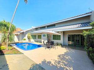 Foto de Casa Alto Padrão 4 Quartos Piscina e Sauna