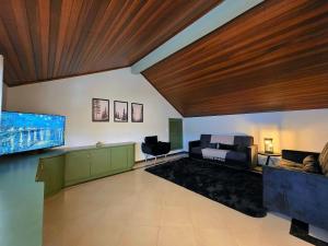 TV a/nebo společenská místnost v ubytování Casa Alto Padrão 4 Quartos Piscina e Sauna