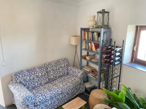 a living room with a couch and a book shelf at Bed & Breakfast Casa El Sueño in Arcos de la Frontera