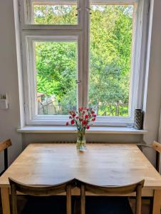 Fotografie z fotogalerie ubytování 70m mieszkanie w domu jednorodzinnym do 8 osób, darmowy parking, atrakcje dla dzieci, balkon, duży ogród v Gdyni