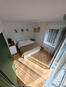 Postel nebo postele na pokoji v ubytování 70m mieszkanie w domu jednorodzinnym do 8 osób, darmowy parking, atrakcje dla dzieci, balkon, duży ogród