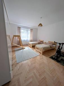 Postel nebo postele na pokoji v ubytování 70m mieszkanie w domu jednorodzinnym do 8 osób, darmowy parking, atrakcje dla dzieci, balkon, duży ogród