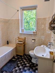Koupelna v ubytování 70m mieszkanie w domu jednorodzinnym do 8 osób, darmowy parking, atrakcje dla dzieci, balkon, duży ogród