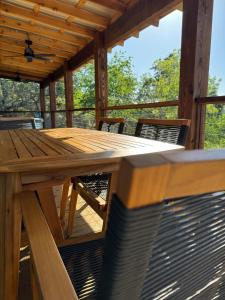 Balkón nebo terasa v ubytování Private Cabin with Amazing Hilltop Views of Sunrise, Sunset and Wildlife & Hot Tub