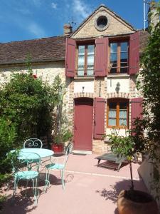 un tavolo e delle sedie davanti a una casa di La bourguignonne a Villemanoche