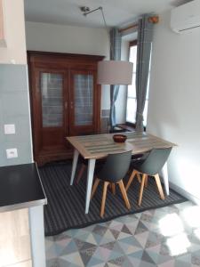 una sala da pranzo con un tavolo di legno e due sedie di La bourguignonne a Villemanoche