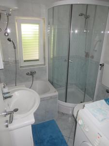 W łazience znajduje się prysznic, umywalka i toaleta. w obiekcie Apartment Simaris - spacious with terrace and sea view w Szybeniku