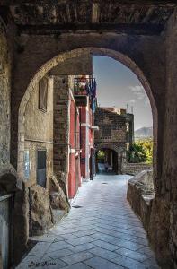a stone alley with an archway in a building at La Perla del Sannio in Sant'Agata de' Goti