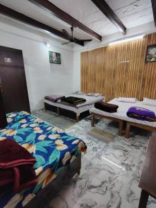 TV a/nebo společenská místnost v ubytování Ayurveda Bhavan Homestay non-Ac & Ac