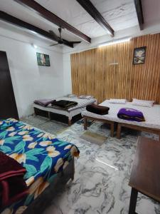 Postel nebo postele na pokoji v ubytování Ayurveda Bhavan Homestay non-Ac & Ac