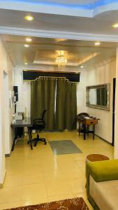 sala de estar con escritorio, sofá y mesa en Esho Luxury, en Akangba