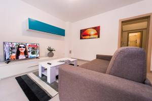 TV a/nebo společenská místnost v ubytování Blue Sky Apartments