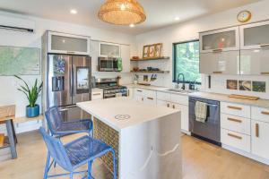 Afbeelding uit fotogalerij van Rooftop Deck, Sweeping Views Chic Home in Brevard in Brevard