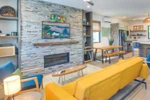 Ruang duduk di Rooftop Deck, Sweeping Views Chic Home in Brevard