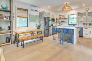 Afbeelding uit fotogalerij van Rooftop Deck, Sweeping Views Chic Home in Brevard in Brevard +26 foto's