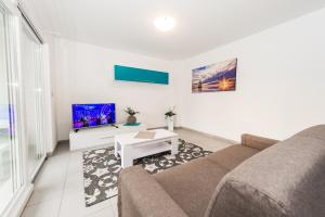TV a/nebo společenská místnost v ubytování Blue Sky Apartments