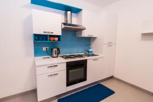 Kuchyň nebo kuchyňský kout v ubytování Blue Sky Apartments