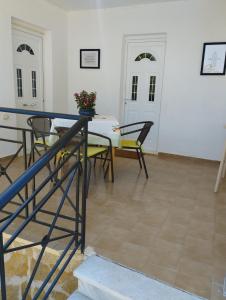 a dining room with a table and chairs at παραδοσιακό και ήρεμο καταλυμα in Salamís +14 photos