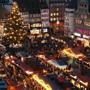 a christmas market in a city with a christmas tree at Génial T4 90m2 cosy&clim 3 CHB 2 SDB - tram 5min du centre de Strasbourg in Strasbourg
