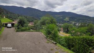 サン・モーリス・シュル・モセルにあるHautes Vosges Chalet Pâqueretteの道路脇に停められた車