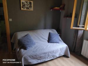 サン・モーリス・シュル・モセルにあるHautes Vosges Chalet Pâqueretteのベッドルーム1室(青い枕2つ付きのベッド1台付)
