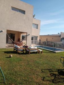 Aed väljaspool majutusasutust Casa con Pileta Los Arces Pilar