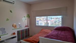 Voodi või voodid majutusasutuse Casa con Pileta Los Arces Pilar toas +8 fotot