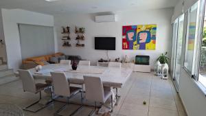 Televiisor ja/või meelelahutuskeskus majutusasutuses Casa con Pileta Los Arces Pilar