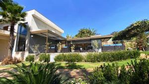 ein Haus mit einer Palme davor in der Unterkunft Sitio Silveira Nobre - São Joaquim de Bicas in São Joaquim de Bicas