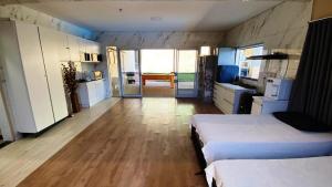 Großes Zimmer mit 2 Betten und einer Küche in der Unterkunft Sitio Silveira Nobre - São Joaquim de Bicas in São Joaquim de Bicas