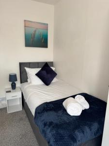 Ένα ή περισσότερα κρεβάτια σε δωμάτιο στο Modern 3-Bed Family Home Sleeps 6 Fast- Wi-Fi Free-Parking- Private Patio