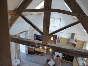 eine Draufsicht auf die Küche und das Wohnzimmer eines Lofts in der Unterkunft Romeo Cottage - Sleeps 4 - Open Plan Barn - Private Hot Tub & Garden in Stratford-upon-Avon + 29 Fotos