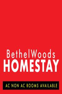 Un cartel rojo y blanco que dice "Mejor bosque, hogar". en Bathel Woods Thekkady, en Thekkady