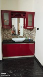 Un mostrador de baño con un lavabo y un espejo. en Bathel Woods Thekkady, en Thekkady