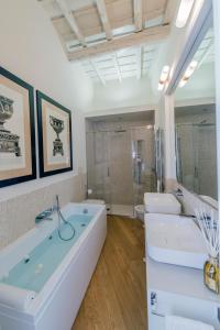 łazienka z 2 umywalkami, wanną i prysznicem w obiekcie StarHome Pantheon w Rzymie