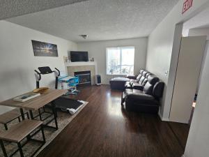 埃德蒙顿Basement Appartment的客厅里有一张沙发和一张桌子。