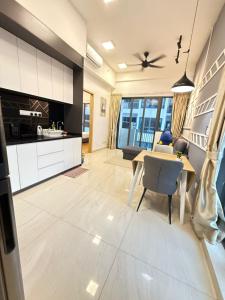 Una cocina o cocineta en The Luxe Colony KLCC by Rsafa