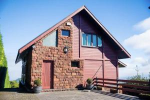 un piccolo edificio in mattoni con una porta rossa di Ocean View Garden Retreat by the Golf Course a Santa Cruz Altre 19 foto