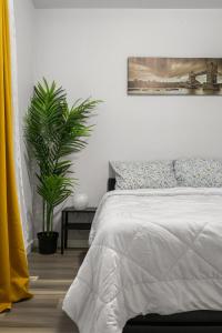 Ένα ή περισσότερα κρεβάτια σε δωμάτιο στο Modern Lux Suite, 8 Minutes to Airport, Dining Nearby