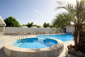 a large swimming pool with a circular poolvisor at Garden Hotel Ripa in Vieste