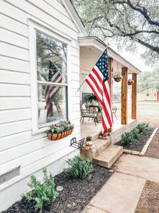 un drapeau américain sur la façade d'une maison dans l'établissement Heritage House, à Brady