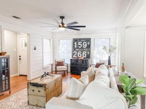 un salon avec un canapé et une horloge au mur dans l'établissement Heritage House, à Brady