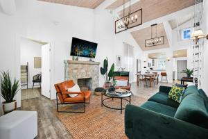 Χώρος καθιστικού στο Stylish 4B 3B with Jacuzzi near Wynwood and Beaches