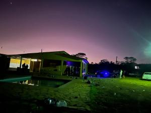 een groep mensen die 's nachts buiten een huis staan bij Rancho Nippon in Brasilia