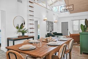 Χώρος καθιστικού στο Stylish 4B 3B with Jacuzzi near Wynwood and Beaches