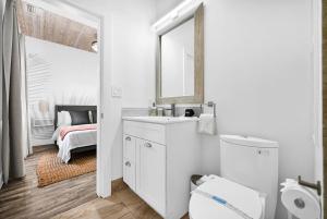 Ένα μπάνιο στο Stylish 4B 3B with Jacuzzi near Wynwood and Beaches +64 φωτογραφίες