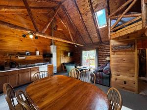 Kuchyň nebo kuchyňský kout v ubytování Riverfront Loft 6