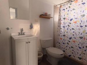 Ένα μπάνιο στο Acogedora Casa con Alberca en el Centro de La Paz +30 φωτογραφίες