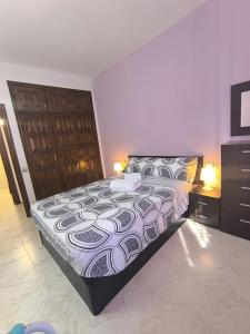 1 dormitorio con 1 cama, 2 mesitas de noche y 2 lámparas en Rincón en el centro de Palamós, en Palamós